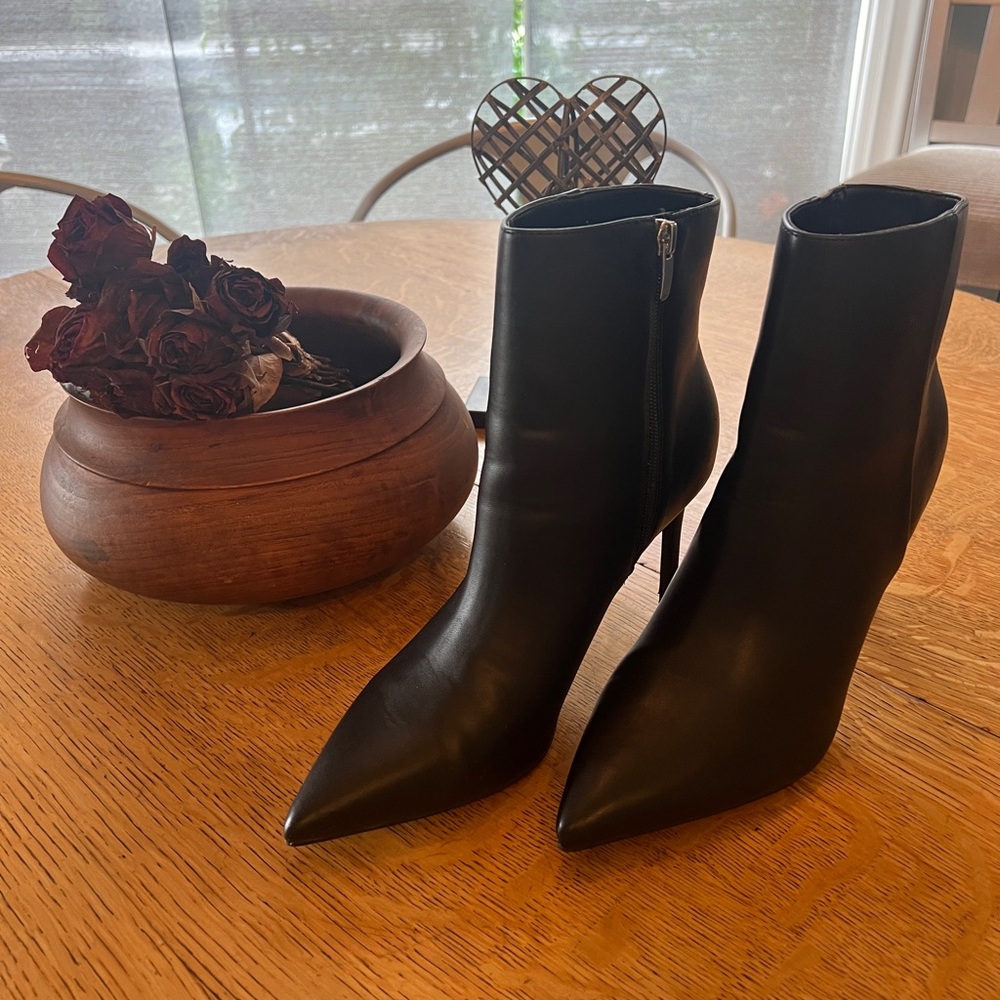 Nine West Elegant Black boots… size 10. Sexy and soft!